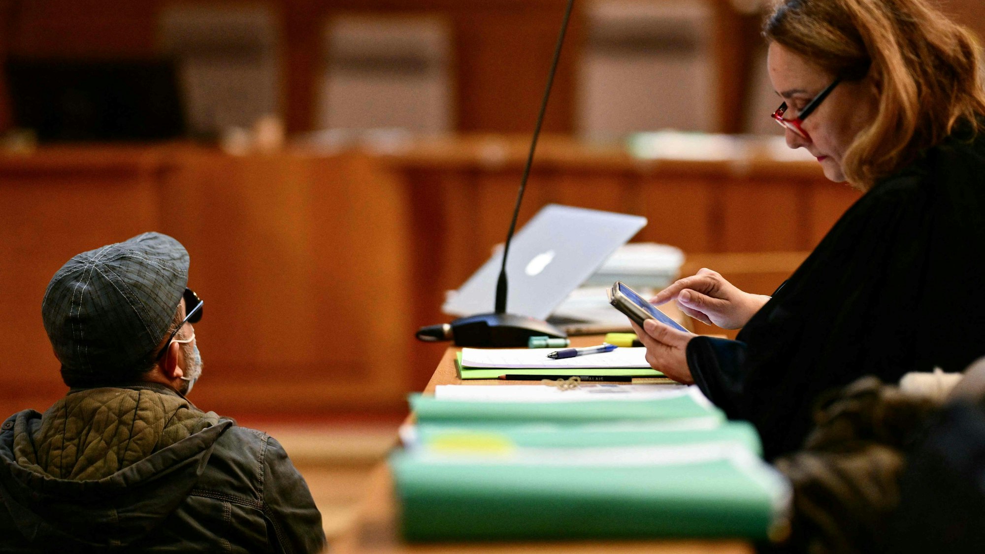 Der Angeklagte sitzt während seines Berufungsprozesses im Gericht. Geklärt werden soll die Frage, ob er die Französin Gisèle Pelicot wissentlich vergewaltigt hat.