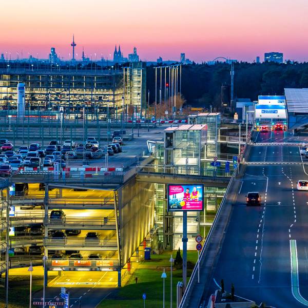 Parkhäuser des Flughafen Köln-Bonn und die Skyline der Kölner Innenstadt (Archivfoto).