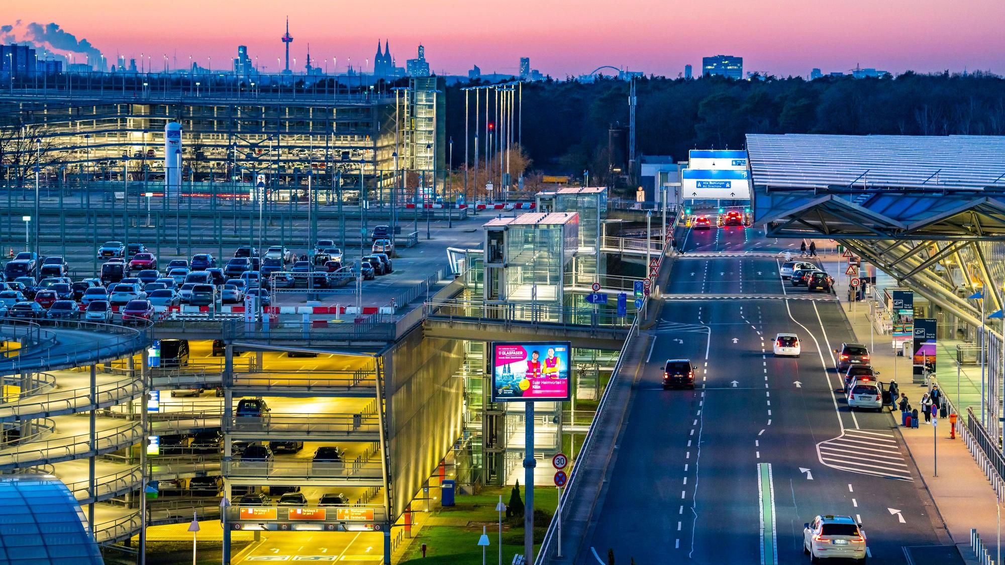 Parkhäuser des Flughafen Köln-Bonn und die Skyline der Kölner Innenstadt (Archivfoto).