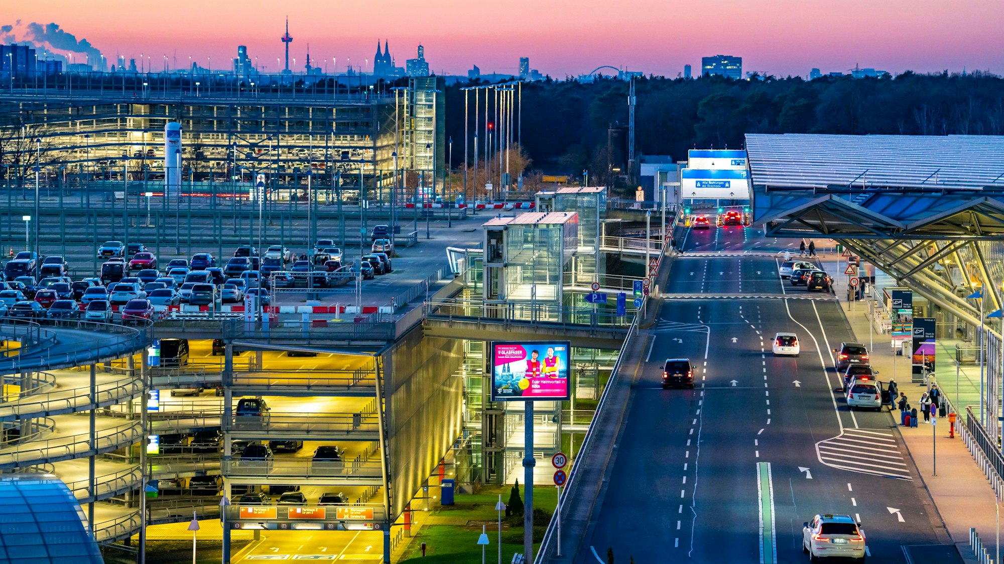 Parkhäuser des Flughafen Köln-Bonn und die Skyline der Kölner Innenstadt (Archivfoto).