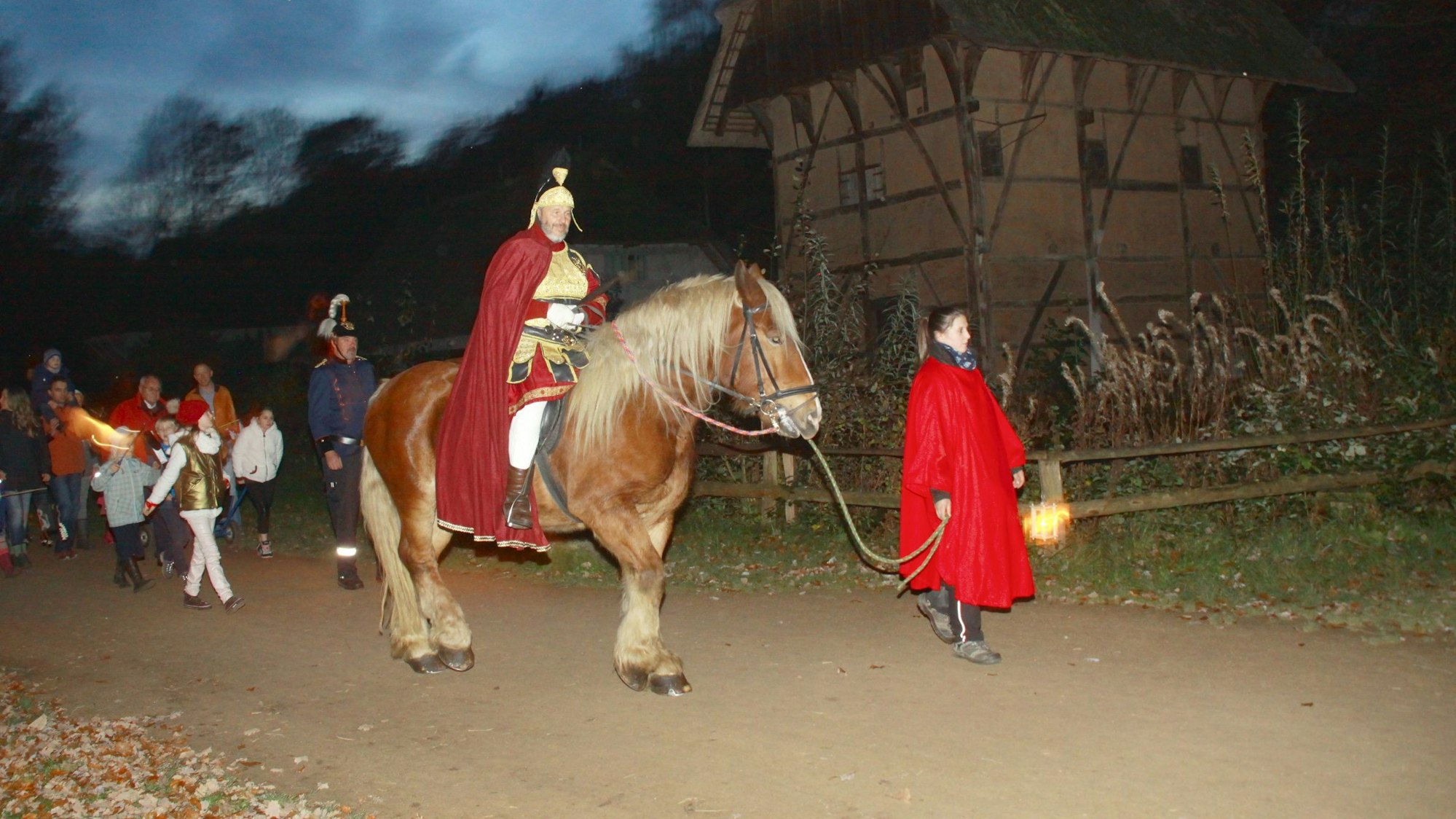 Das Archivfoto zeigt den Martinszug Freilichtmuseum Kommern im Jahr 2014.