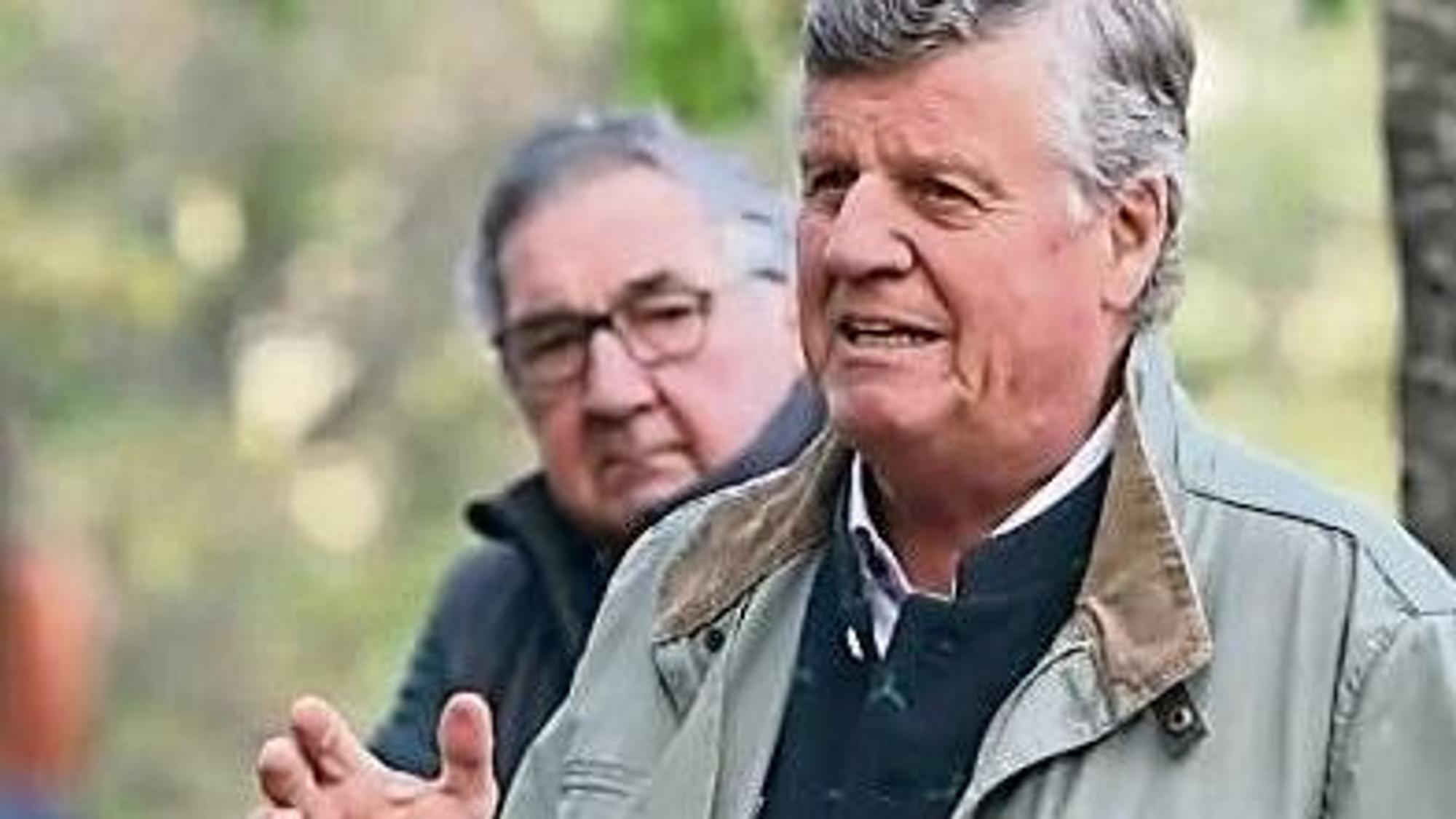 Ein Mann in olivgrüner Jacke.