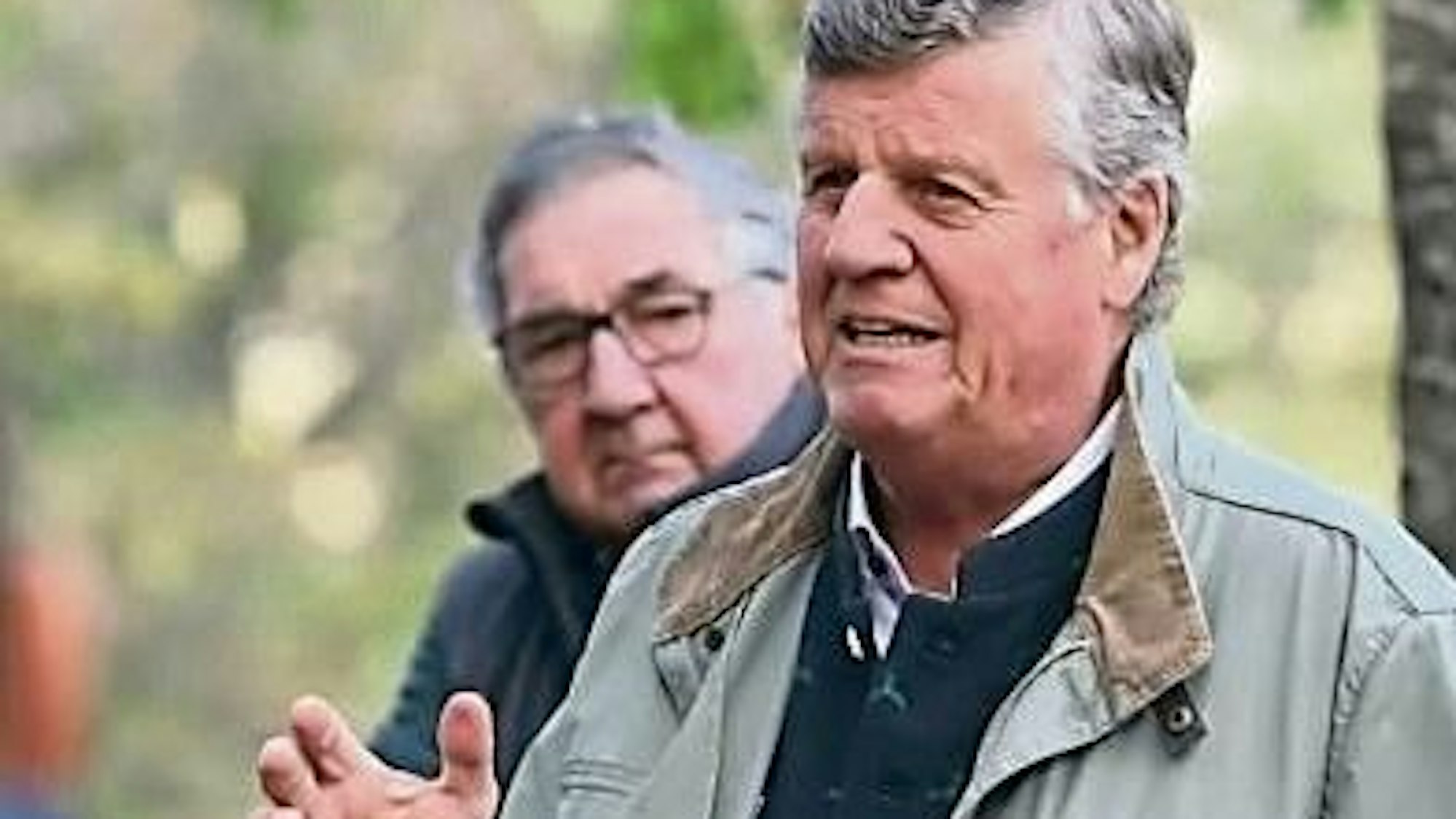 Ein Mann in olivgrüner Jacke.