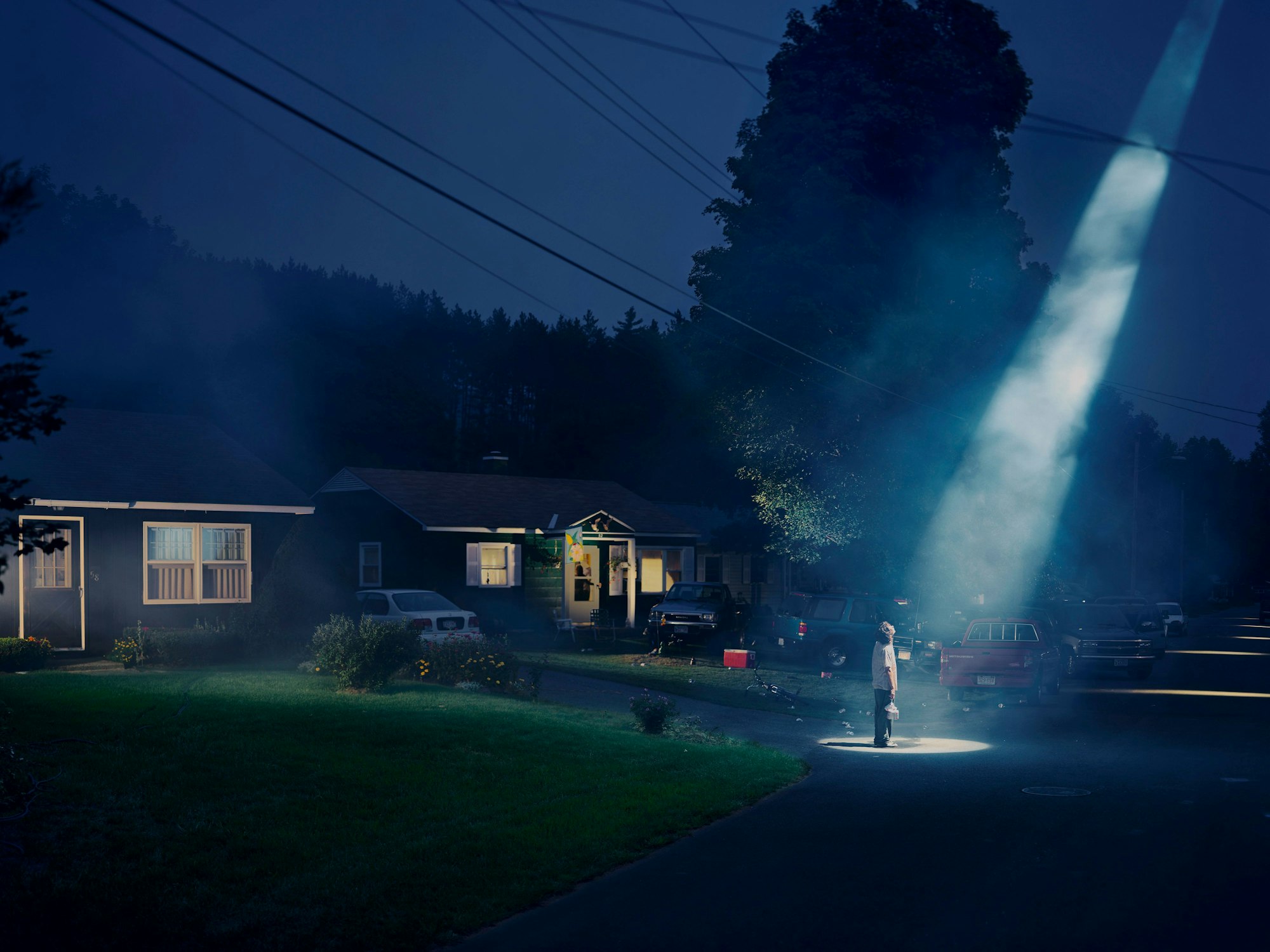 Ein Junge steht in einem Lichtkegel.