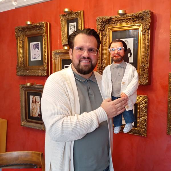 Das Foto zeigt Sascha Roleff mit einer Handpuppe.