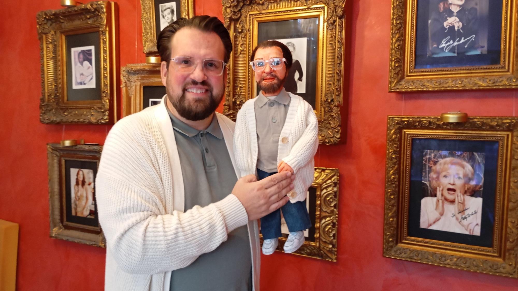 Das Foto zeigt Sascha Roleff mit einer Handpuppe.