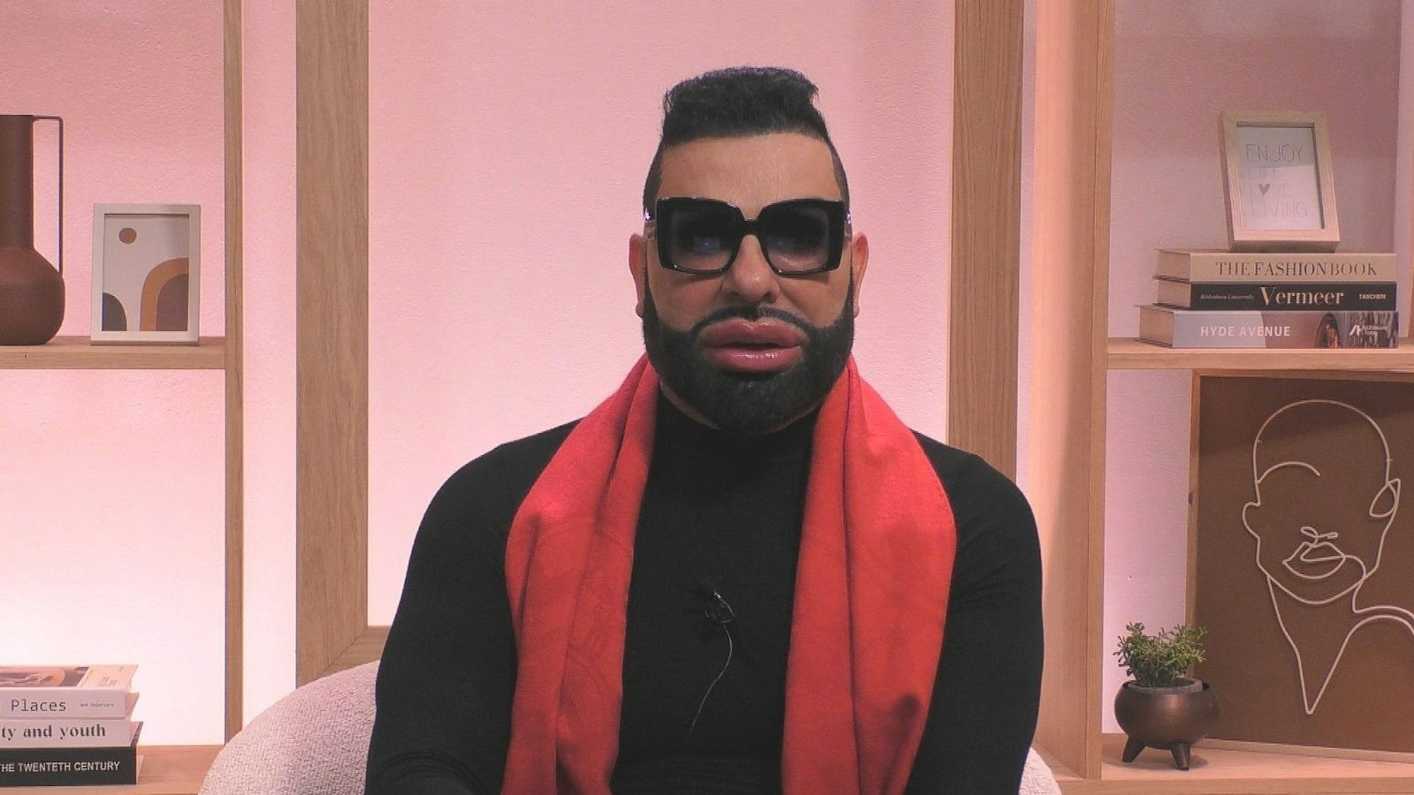 Der Designer war vom Anblick wenig begeistert: „Ich sehe hier Sachen, damit habe ich nicht gerechnet.“ (Bild: Joyn)