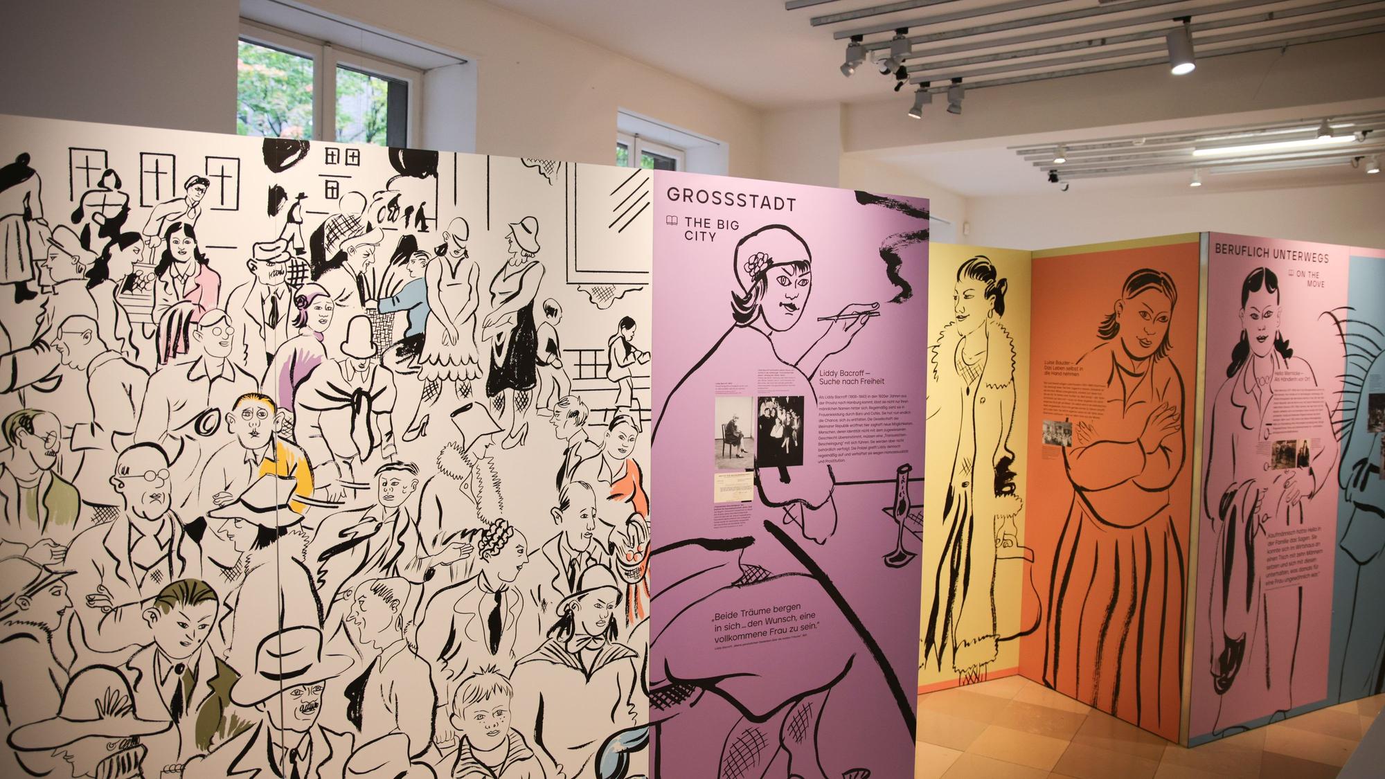 Das Bild zeigt eine Ansicht der Ausstellung „Die Verleugneten“ im Museum NS-Dokumentationszentrum in Köln.
