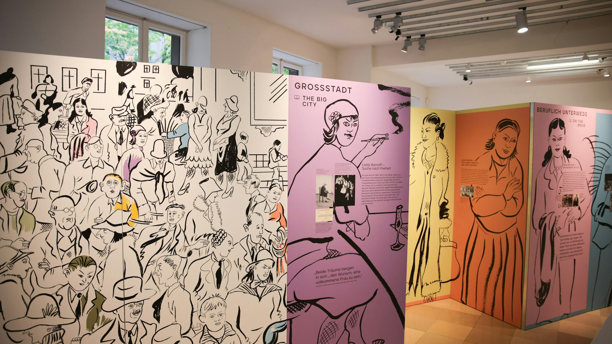 Das Bild zeigt eine Ansicht der Ausstellung „Die Verleugneten“ im Museum NS-Dokumentationszentrum in Köln.