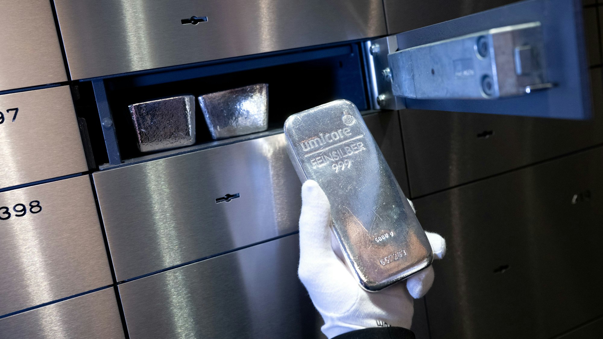 Ein Schließfach in einem Tresorraum gefüllt mit Silberbarren.