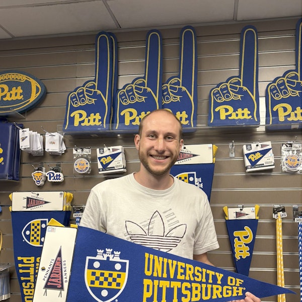 Karenke vor Merch-Artikel der University of Pittsburgh