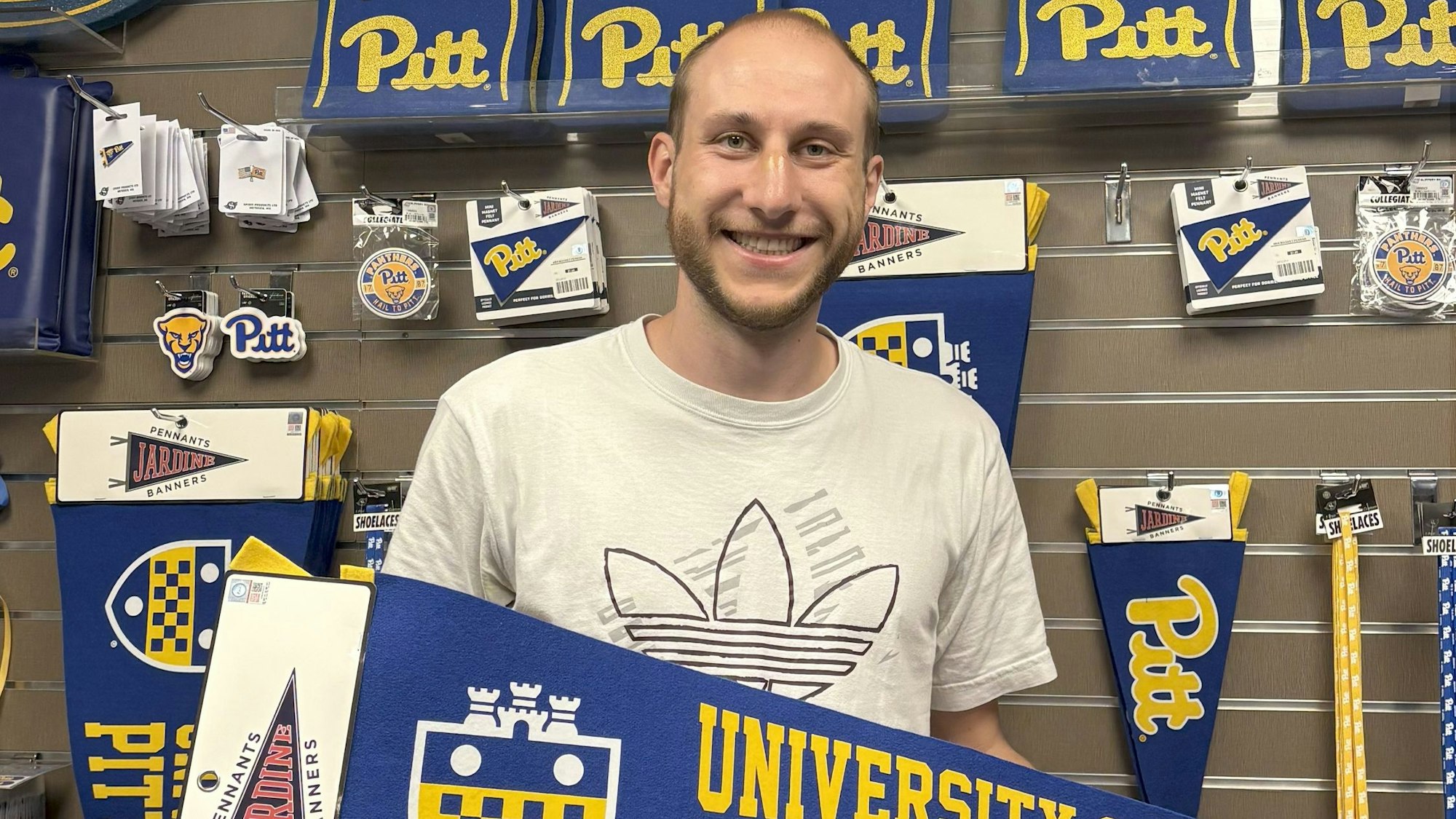 Karenke vor Merch-Artikel der University of Pittsburgh