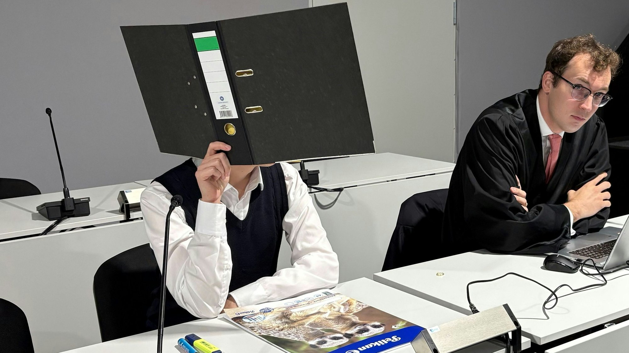 Der frühere Pfarrer mit seinem Rechtsanwalt beim Prozess im Kölner Amtsgericht