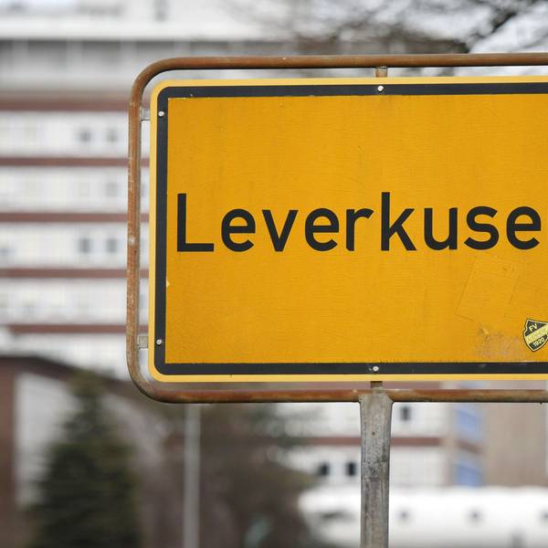 Ein Ortsschild steht in Leverkusen an einer Zufahrtsstraße.