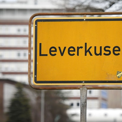 Ein Ortsschild steht in Leverkusen an einer Zufahrtsstraße.