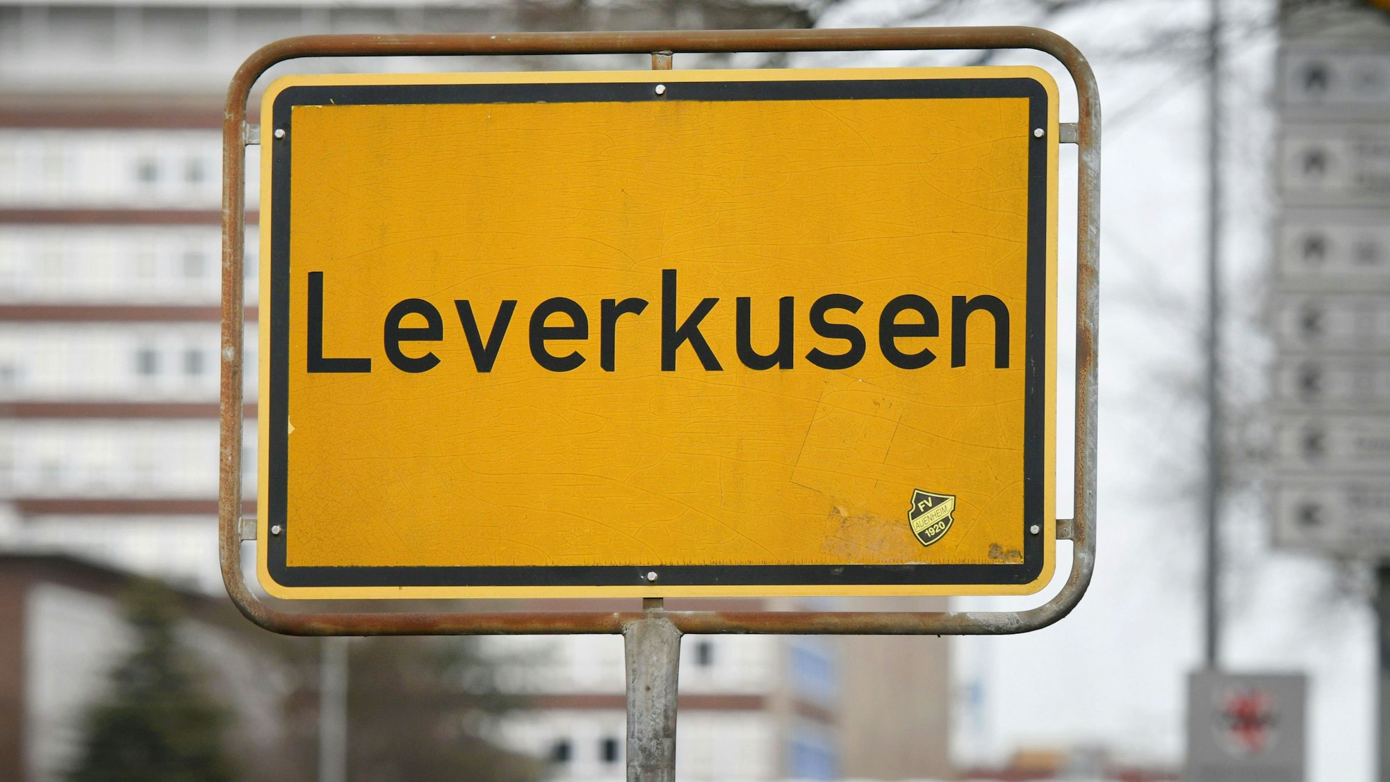 Ein Ortsschild steht in Leverkusen an einer Zufahrtsstraße.