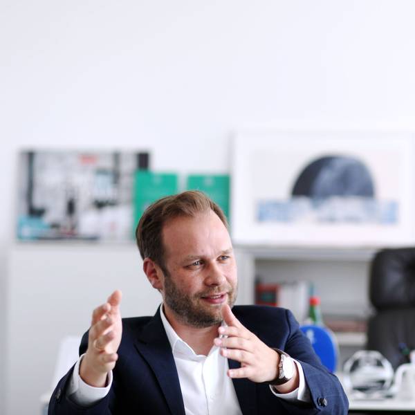 Porträt von Robert Voigtsberger, dem Beigeordneten der Stadt Köln für Bildung, Jugend und Sport, im Gespräch mit der Redakteurin von „wir helfen“, der Aktion des Kölner Stadt-Anzeigers für Kinder und Jugendliche in Not.