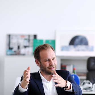 Porträt von Robert Voigtsberger, dem Beigeordneten der Stadt Köln für Bildung, Jugend und Sport, im Gespräch mit der Redakteurin von „wir helfen“, der Aktion des Kölner Stadt-Anzeigers für Kinder und Jugendliche in Not.