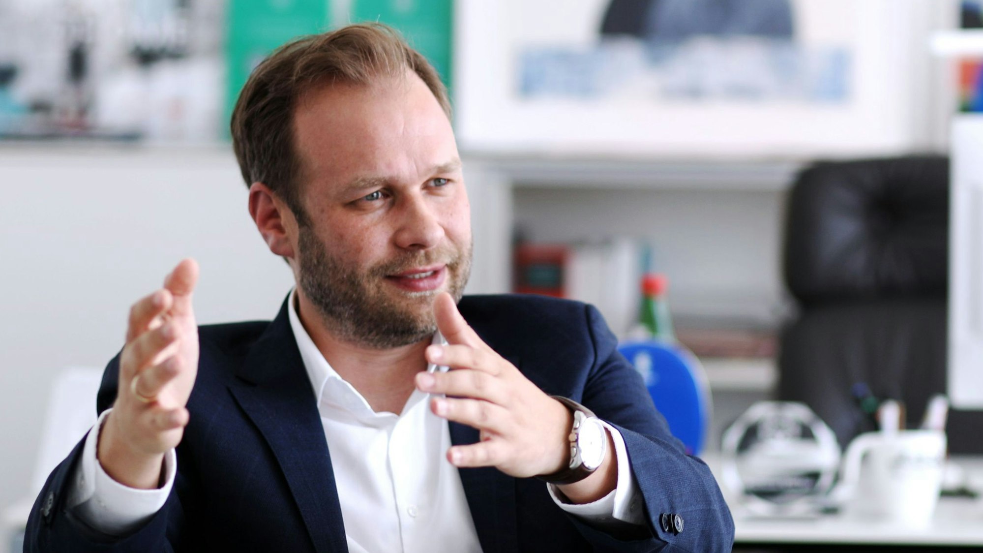 Porträt von Robert Voigtsberger, dem Beigeordneten der Stadt Köln für Bildung, Jugend und Sport, im Gespräch mit der Redakteurin von „wir helfen“, der Aktion des Kölner Stadt-Anzeigers für Kinder und Jugendliche in Not.