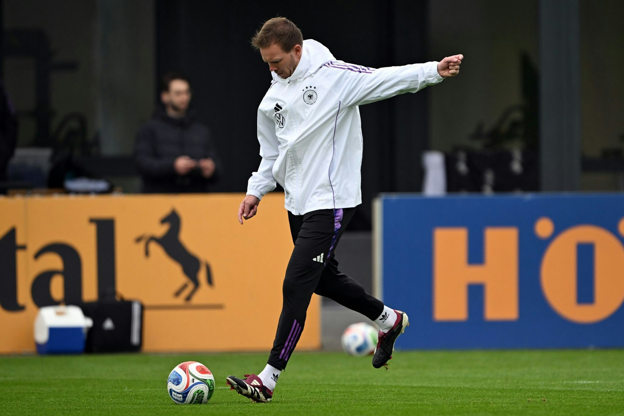 Tatendurstig: Julian Nagelsmann beim Torschussversuch.