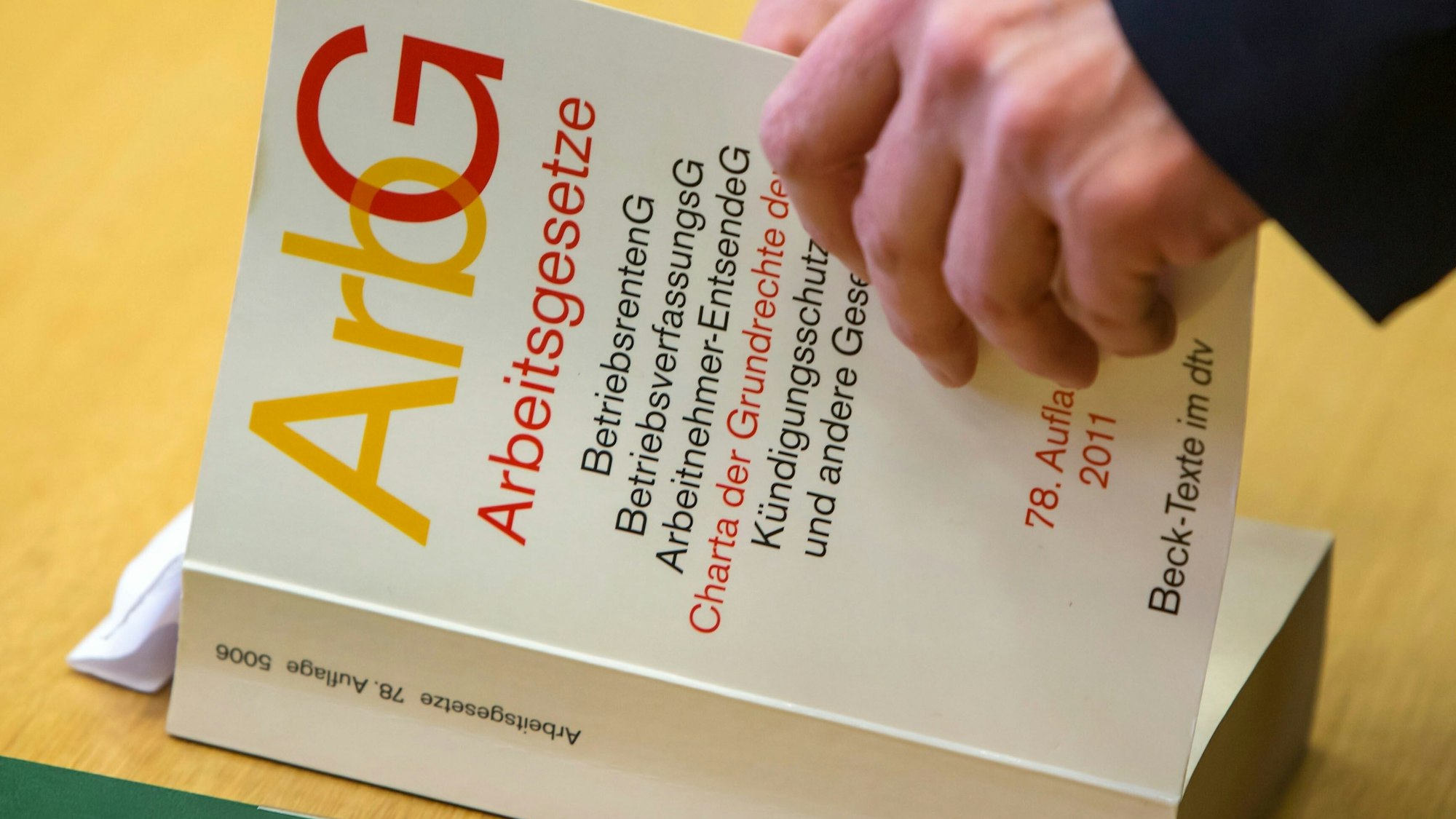 Das Symbolbild zeigt ein Buch mit den Arbeitsgesetzen.