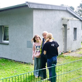 Anna Waldmeister mit ihrer Tochter und Rainer Kippe vor ihrem neuen Heim am Stammheimer Ring.