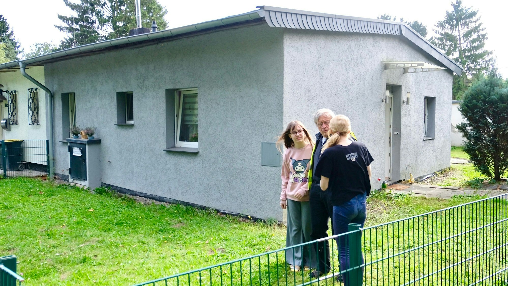Anna Waldmeister mit ihrer Tochter und Rainer Kippe vor ihrem neuen Heim am Stammheimer Ring.