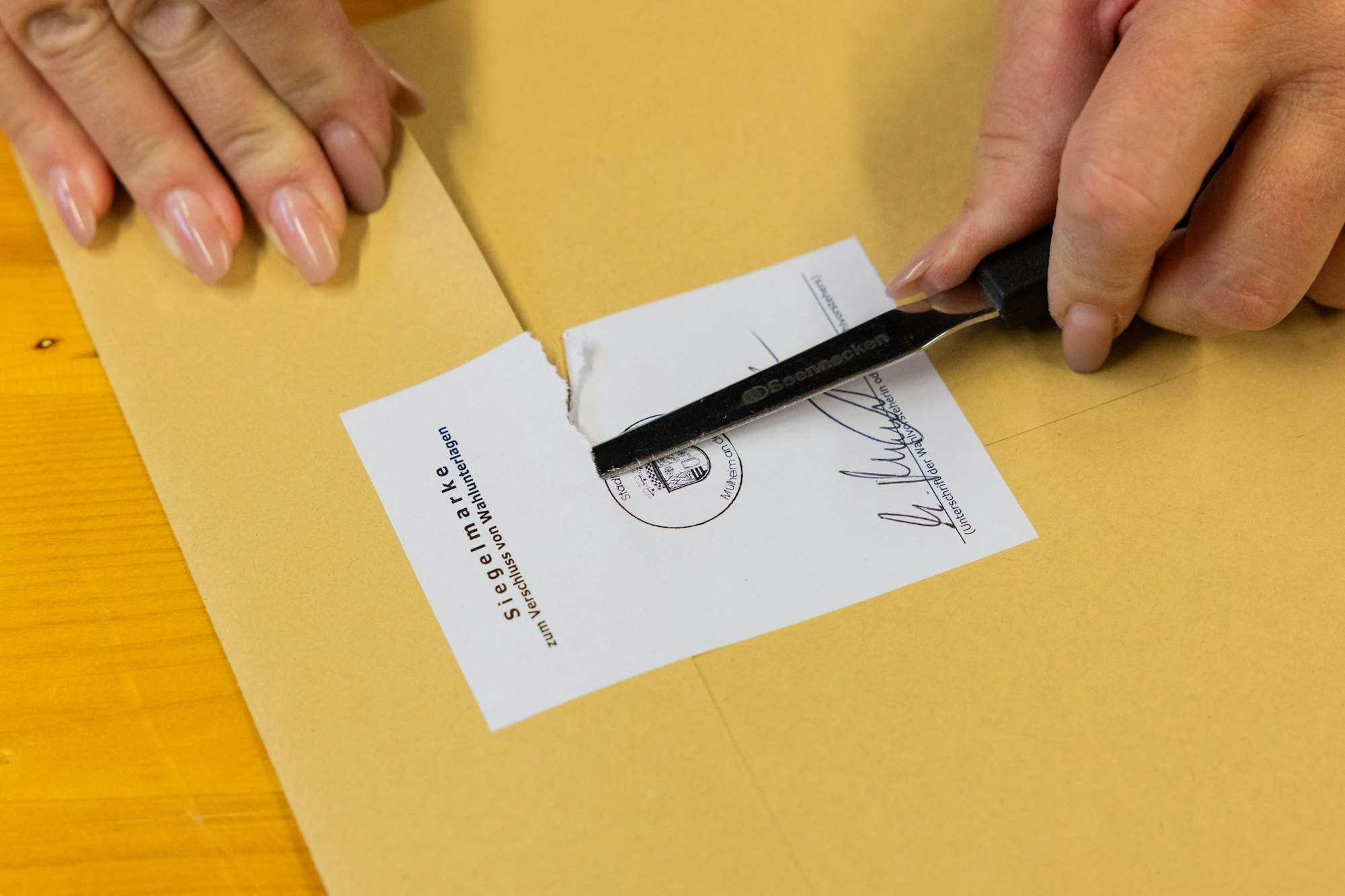 Nach der ersten Auszählung am Wahlabend wurden die Stimmzettel versiegelt, für die Neuauszählung wurden die Siegel nun gebrochen.