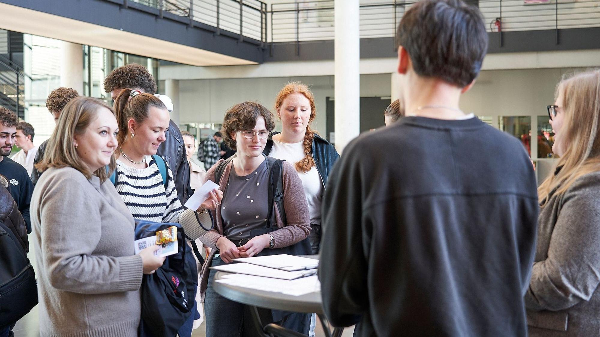 Etwa zwei Drittel der Erstsemester nahmen das Angebot wahr und kamen zur Begrüßungsfeier.