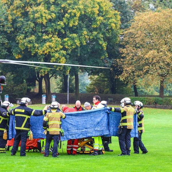 Einsatzkräfte stehen neben einem Rettungshubschrauber. Die neu gewählte Bürgermeisterin von Herdecke, Iris Stalzer (SPD), ist lebensgefährlich verletzt in ihrer Wohnung gefunden worden.
