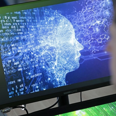 Ein Mann sitzt vor einem Computerbildschirm.