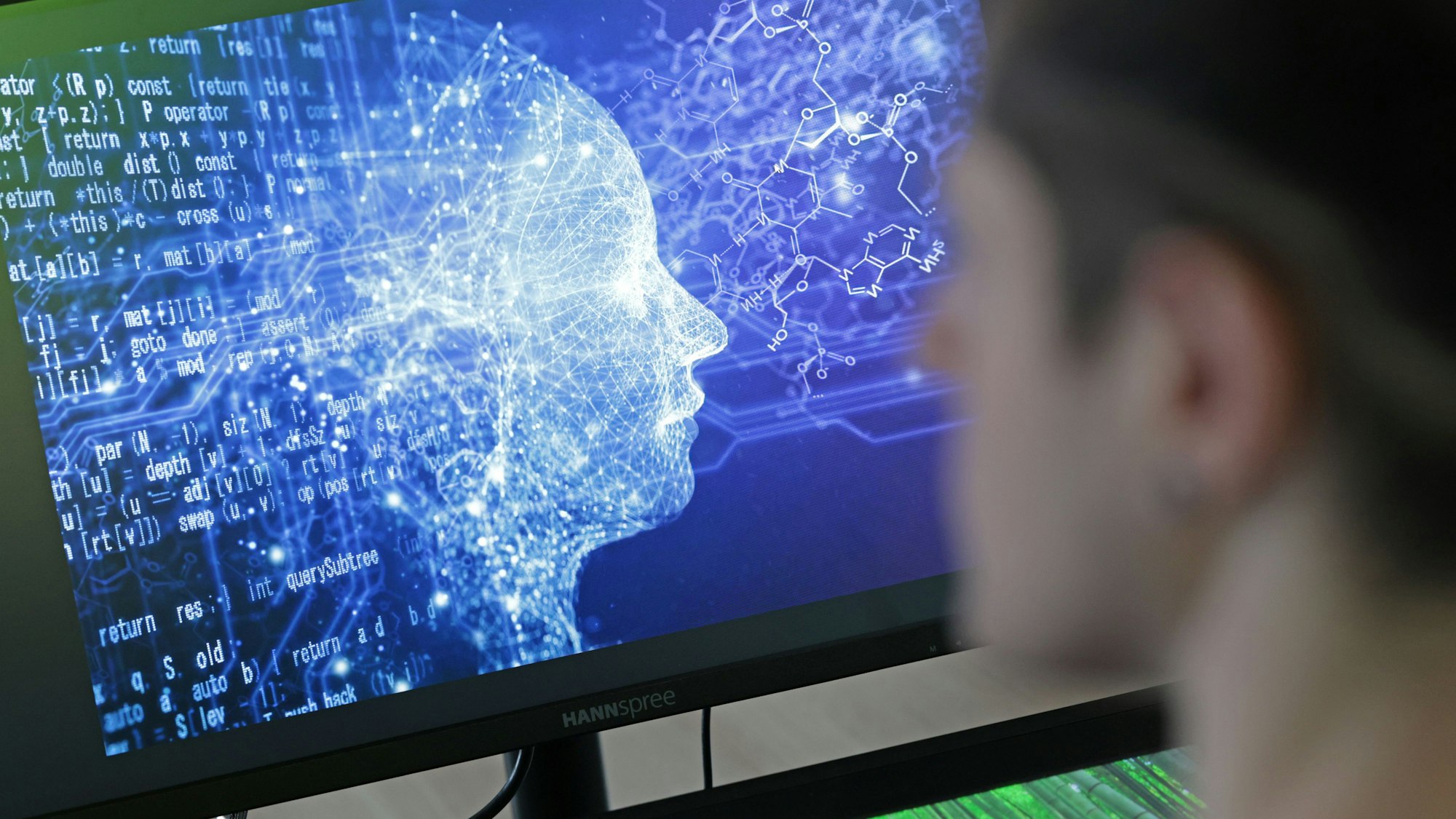 Ein Mann sitzt vor einem Computerbildschirm.