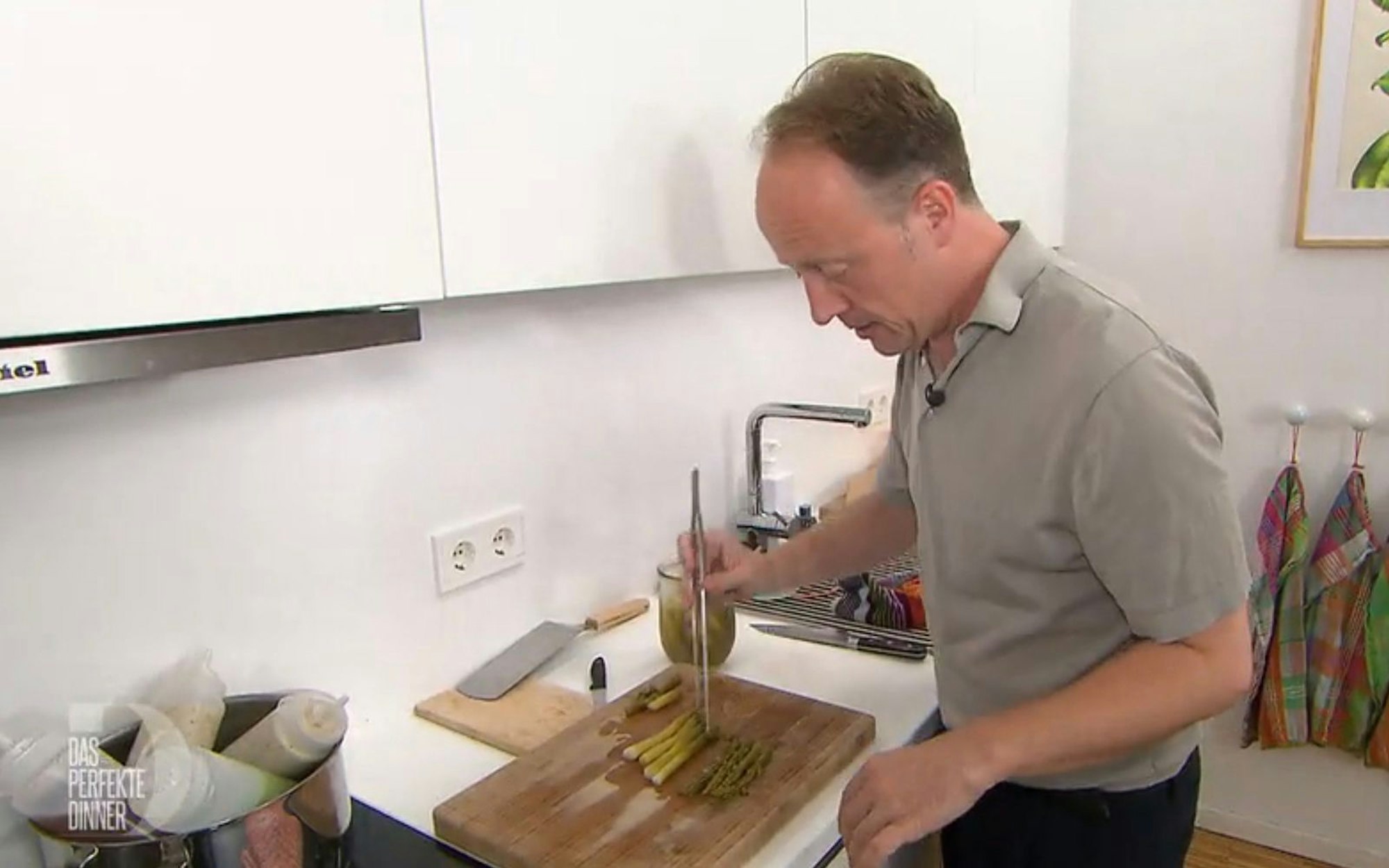 Als Vorspeise kredenzt Nico unter anderem süßsauer eingelegten Spargel. (Bild: RTL)