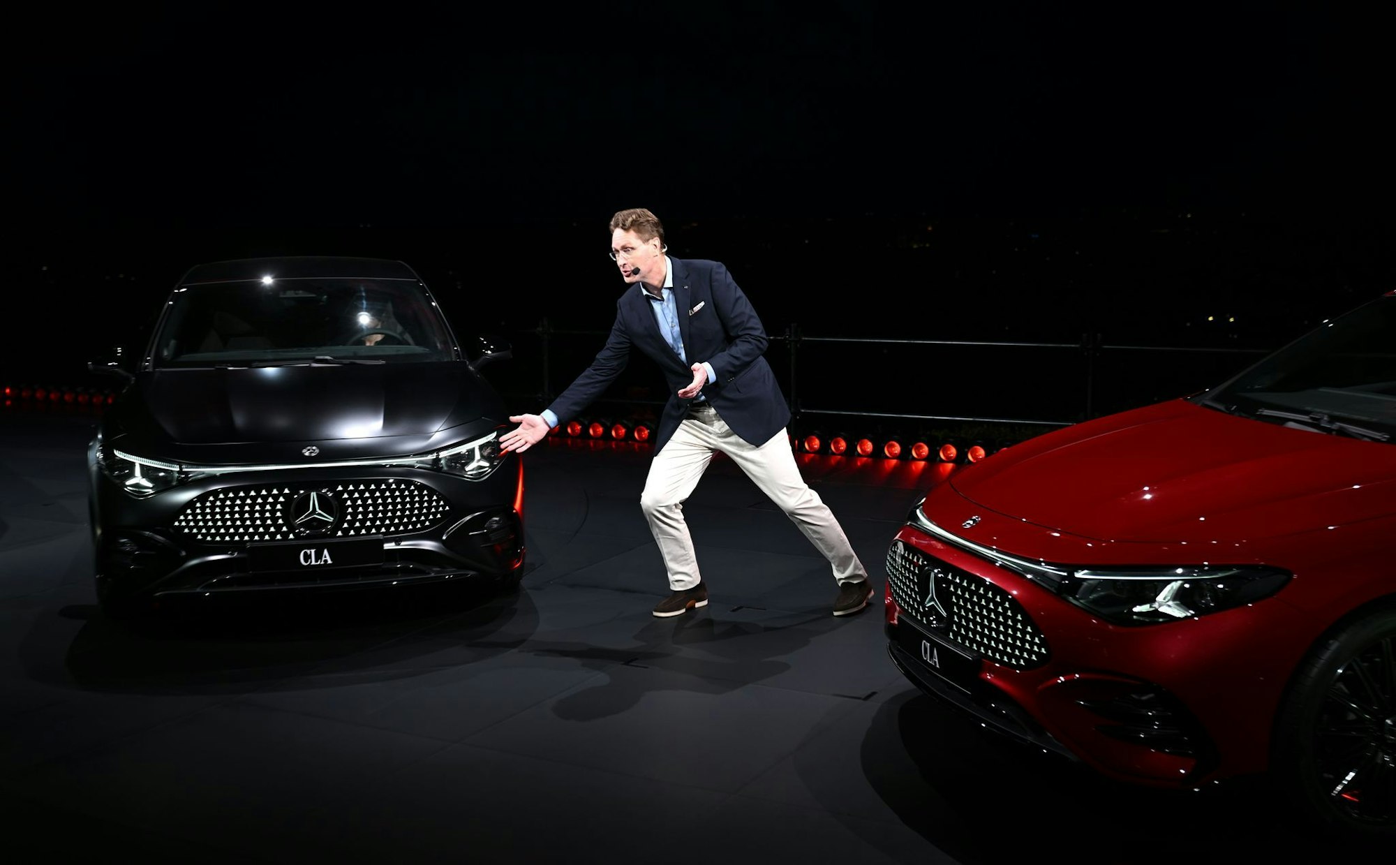 Bringt der neue vollelektrische CLA - hier bei der Vorstellung durch Mercedes-Chef Ola Källenius - die Wende bei den E-Auto-Verkäufen der Schwaben? (Archivbild)