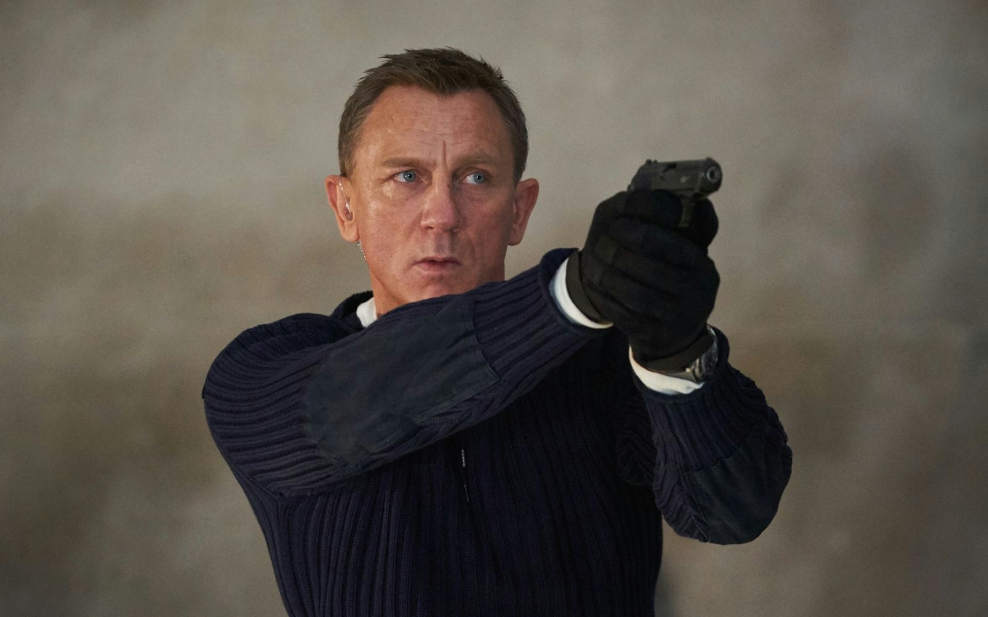 So kennt man James Bond, hier in „James Bond 007: Keine Zeit zu sterben“ dargestellt von Daniel Craig: als taffen, entschlossenen Agenten, der mit einer Waffe ausgestattet ist. (Bild: Universal/Nicola Dove)
