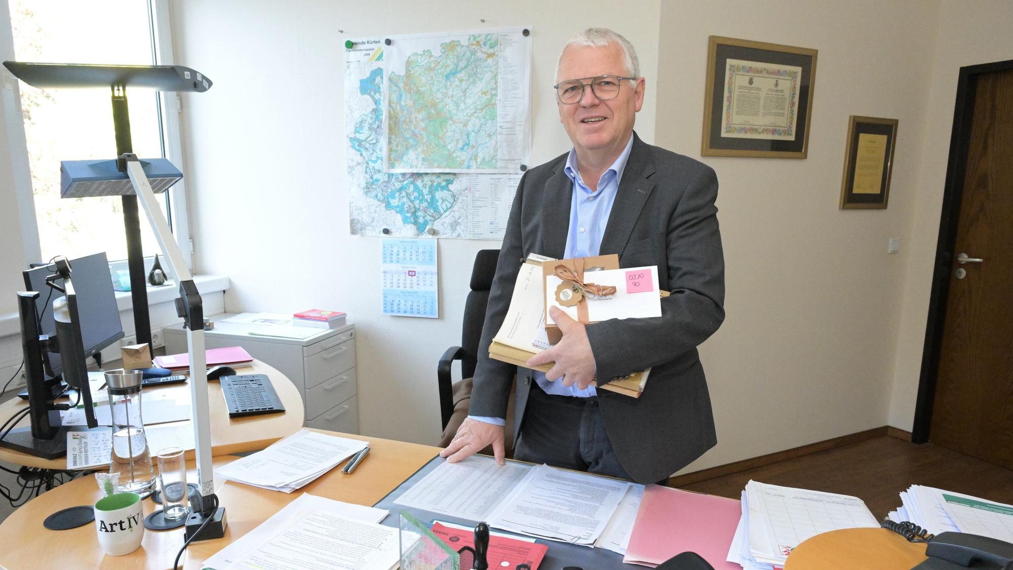 Das Foto zeigt Willi Heider beim Aufräumen seines Büros