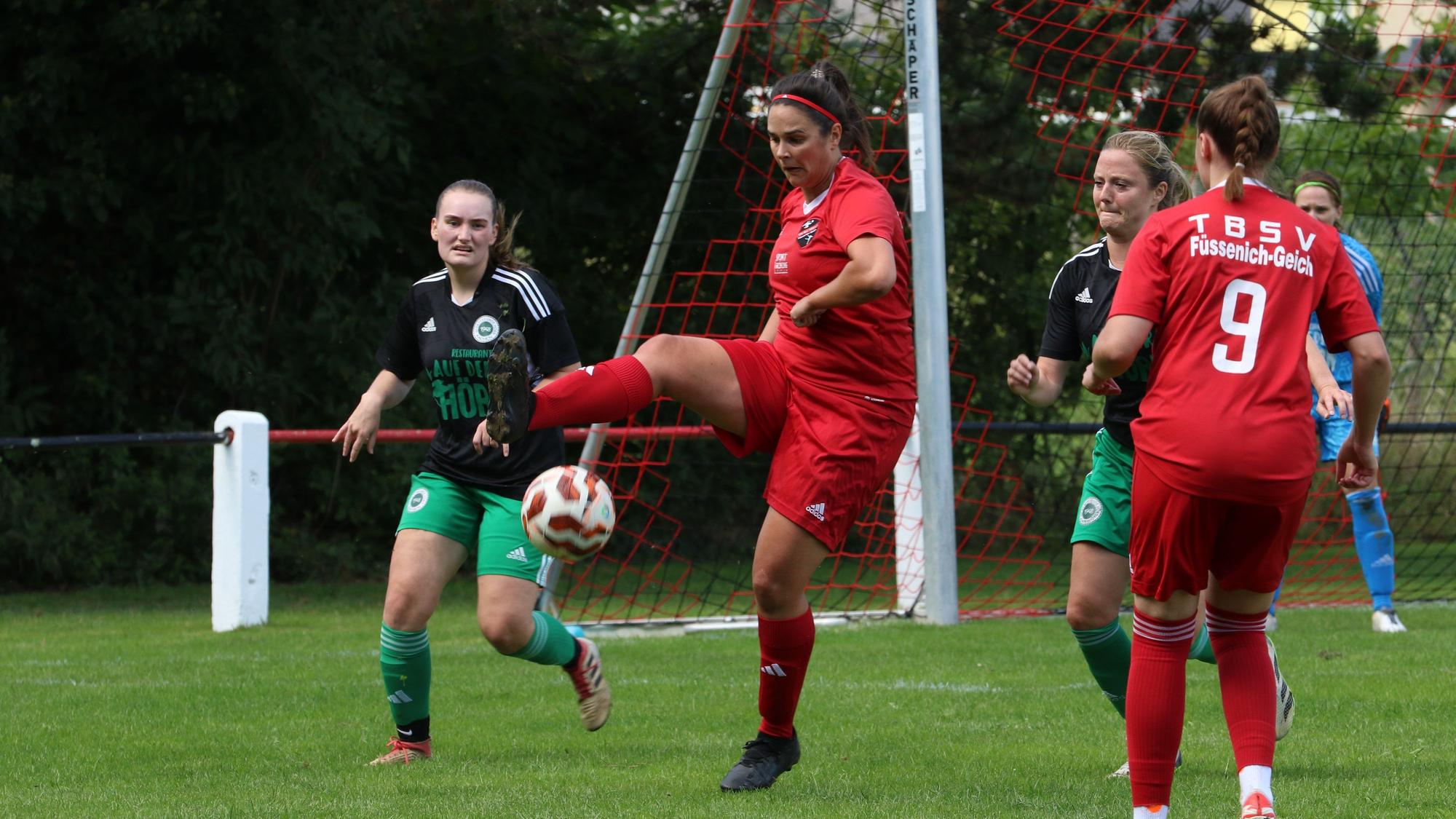 Jessica Zander nimmt den Ball mit ausgestrecktem Bein an.