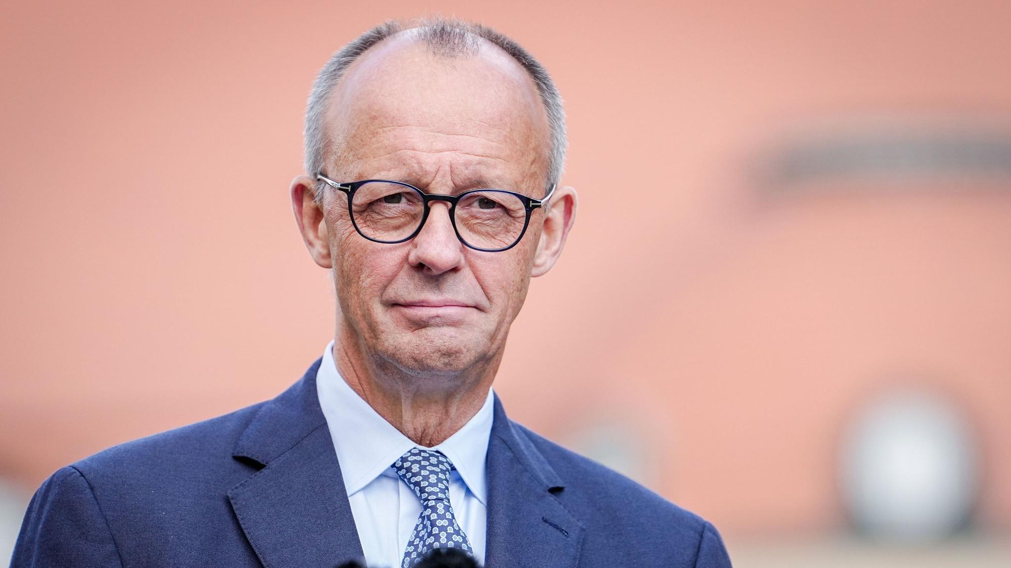 ARCHIV - 01.10.2025, Berlin: Bundeskanzler Friedrich Merz (CDU), gibt nach der Klausurtagung des Bundeskabinetts von CDU, CSU und SPD eine Pressekonferenz. (zu dpa: «Merz warnt vor neuer Welle des Antisemitismus in Deutschland») Foto: Kay Nietfeld/dpa +++ dpa-Bildfunk +++