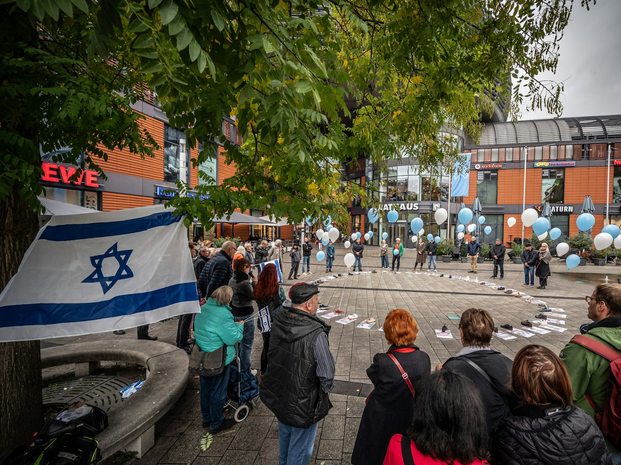 Mahnwache zum zweiten Jahrestag des Terrorüberfalls der Hamas auf Israel.