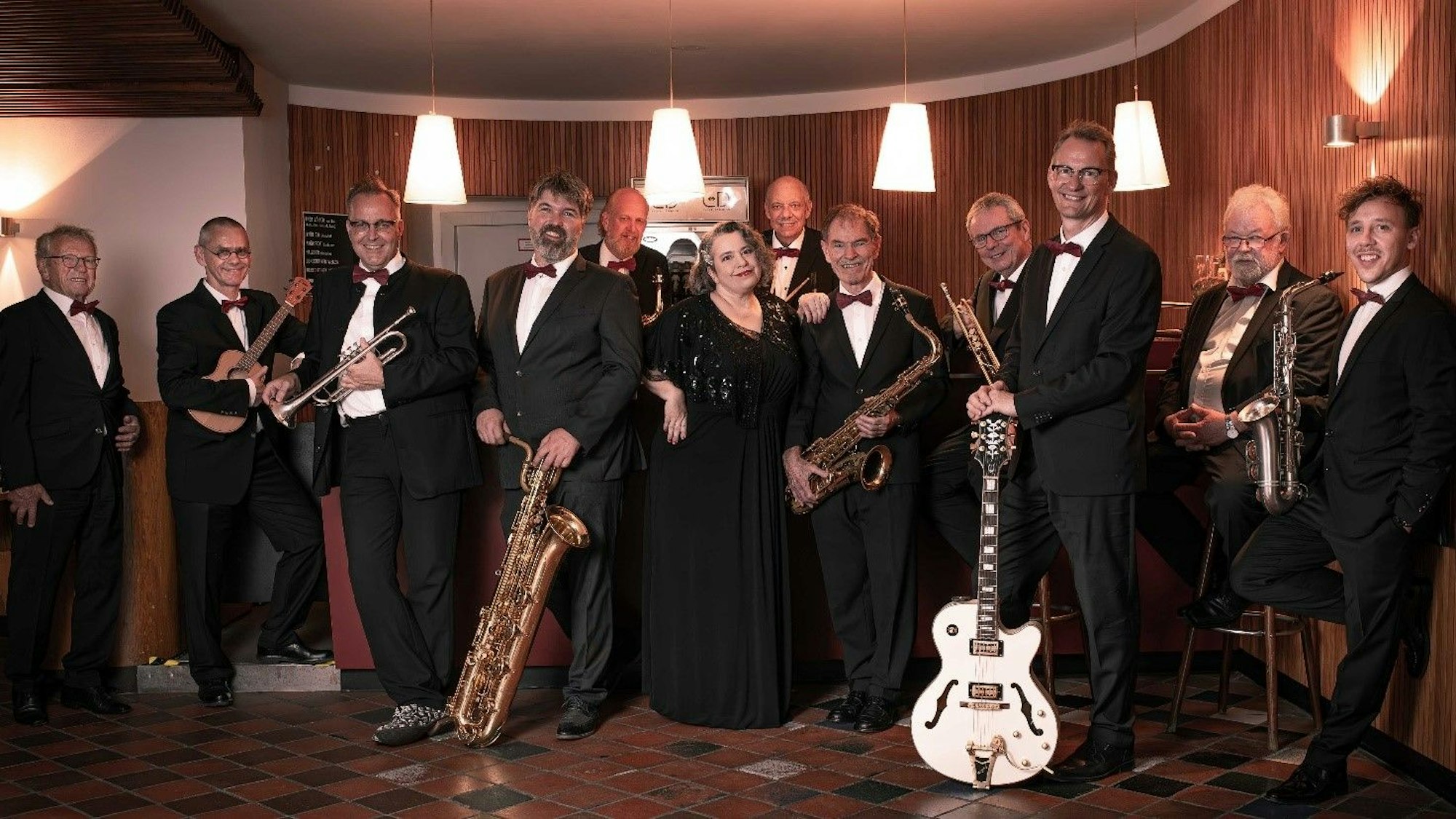 Das Foto zeigt die Musiker und die Musikerin mit ihren Instrumenten.