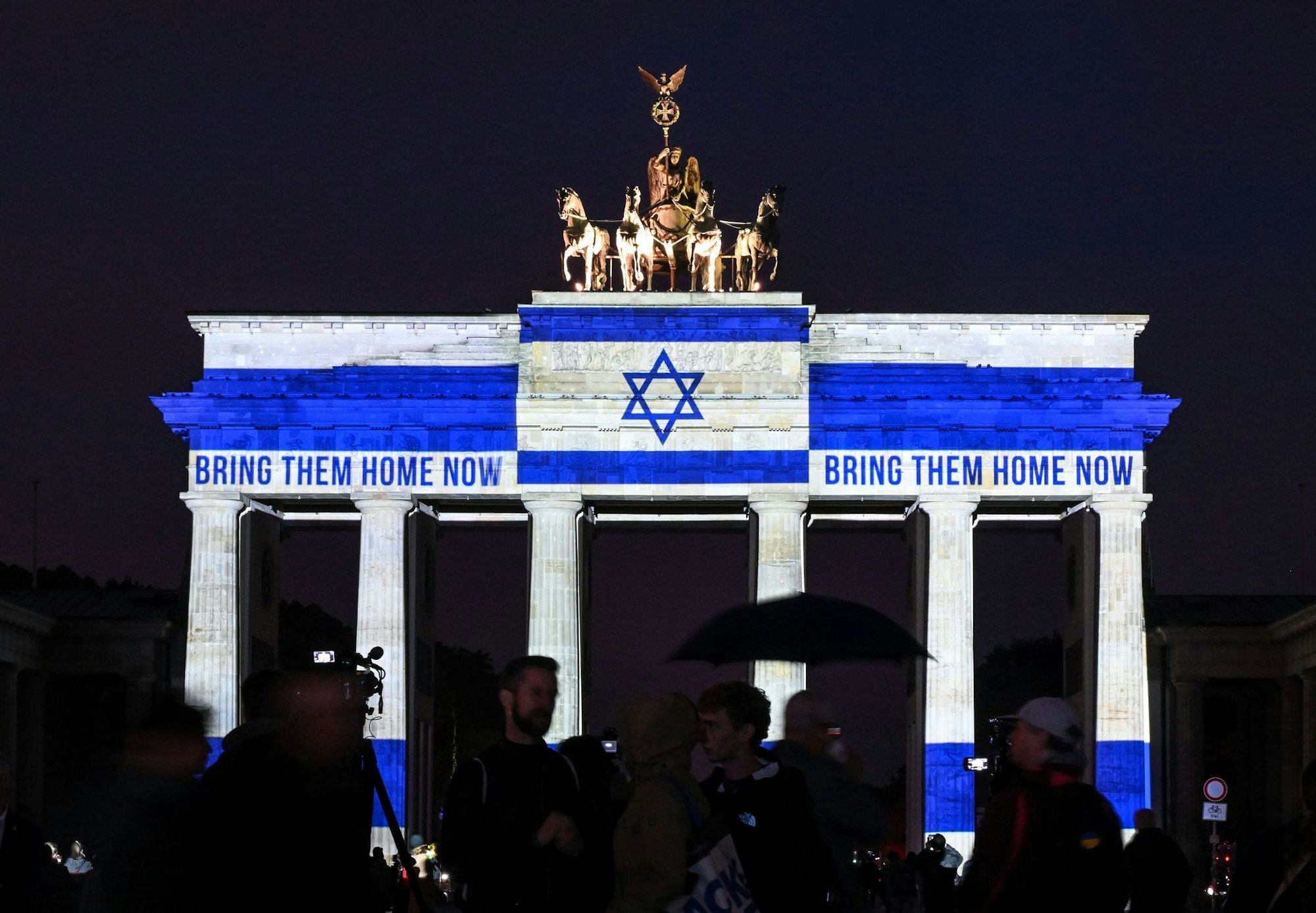 Das Brandenburger Tor ist in den Farben der israelischen Flagge angestrahlt.