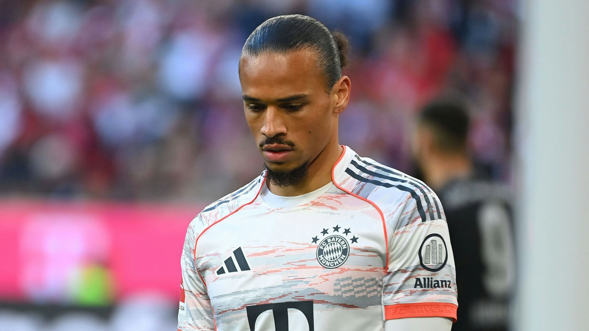 Leroy Sané schaut enttäuscht.