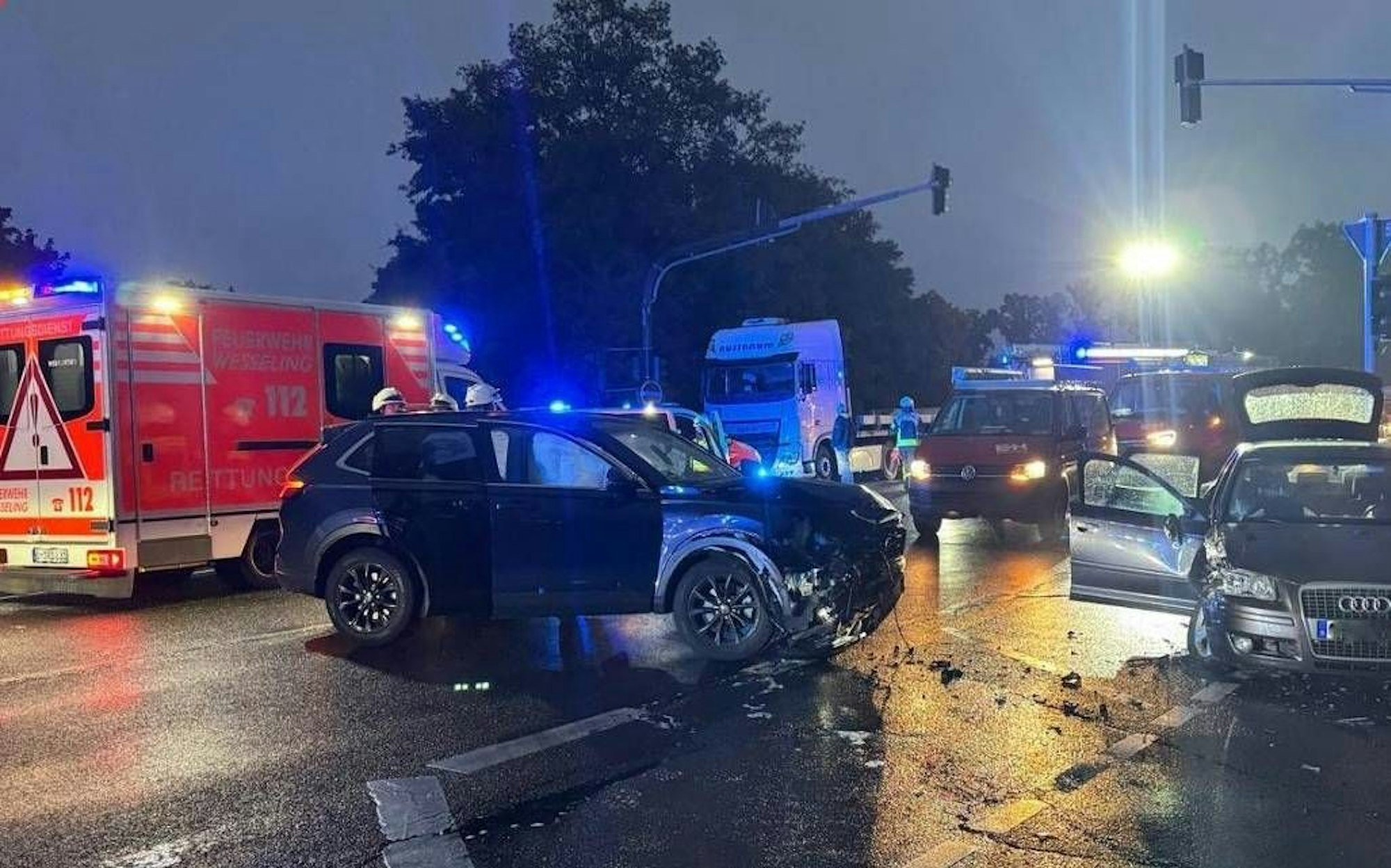 Auf der Siebengebirgsstraße in Wesseling stießen zwei Pkw zusammen.