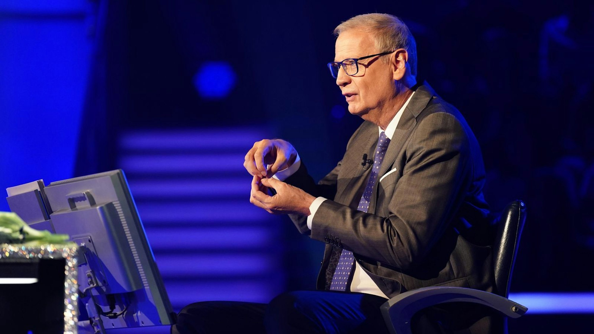 Günther Jauch gibt an mancher Stelle versteckte Hilfestellung. (Bild: RTL / Stefan Gregorowius)
