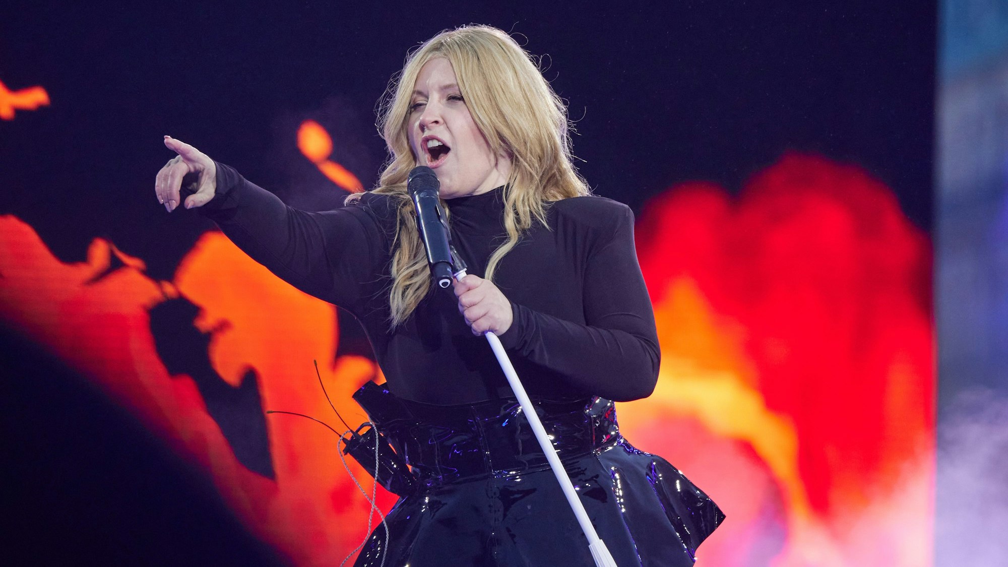 30.12.2024, Berlin: Die Sängerin Maite Kelly steht bei der Generalprobe der ZDF-Silvestershow «Celebrate at the Gate» am Brandenburger Tor auf der Bühne. Die Show wird live am Silvesterabend ab 20:15 Uhr ausgestrahlt. Foto: Joerg Carstensen/dpa +++ dpa-Bildfunk +++