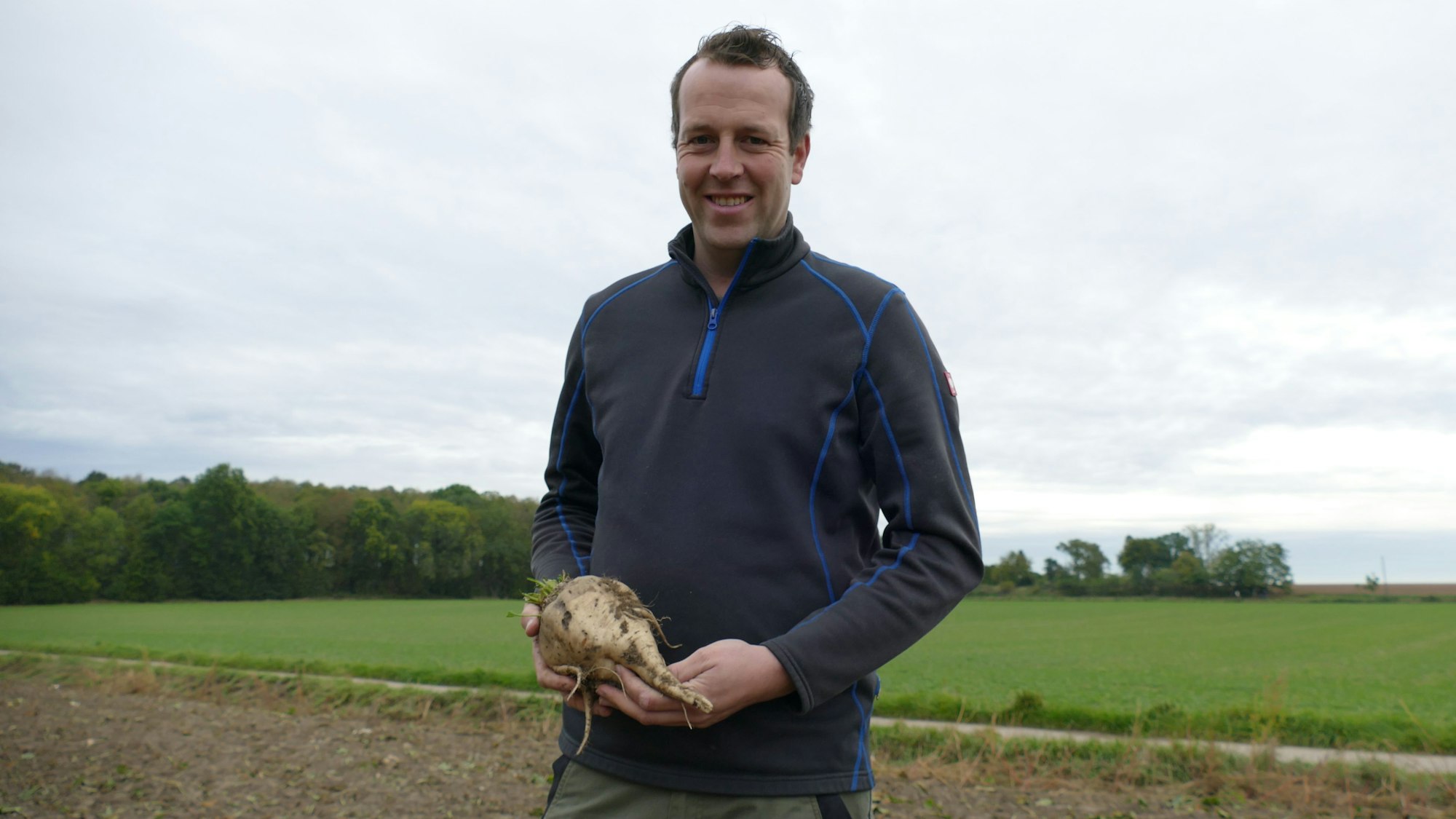 Landwirt Stefan Werres zeigt eine „Prachtrübe“, genau so sollen die Ackerfrüchte zur Erntezeit aussehen.