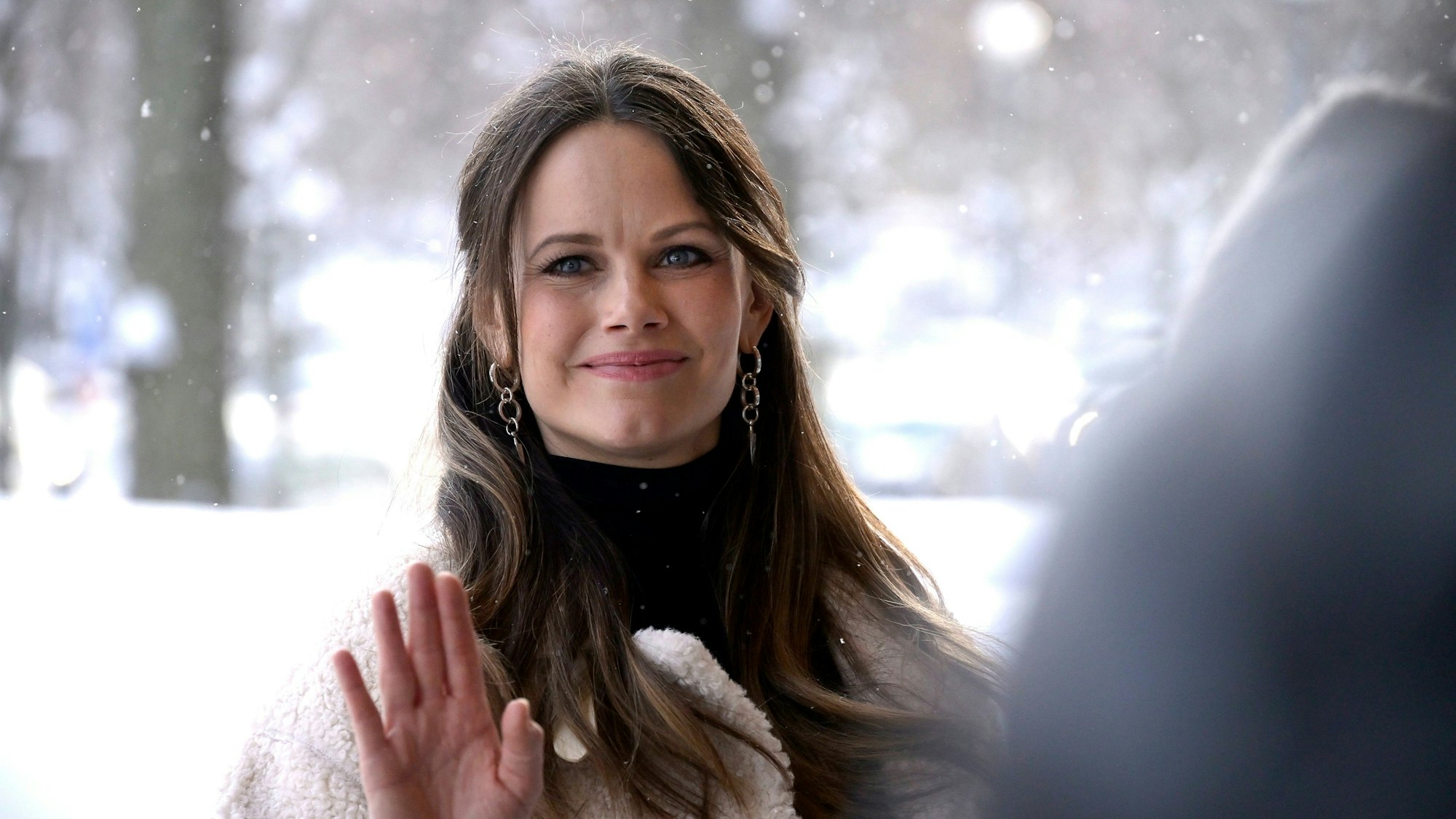 Prinzessin Sofia winkt in die Kamera.