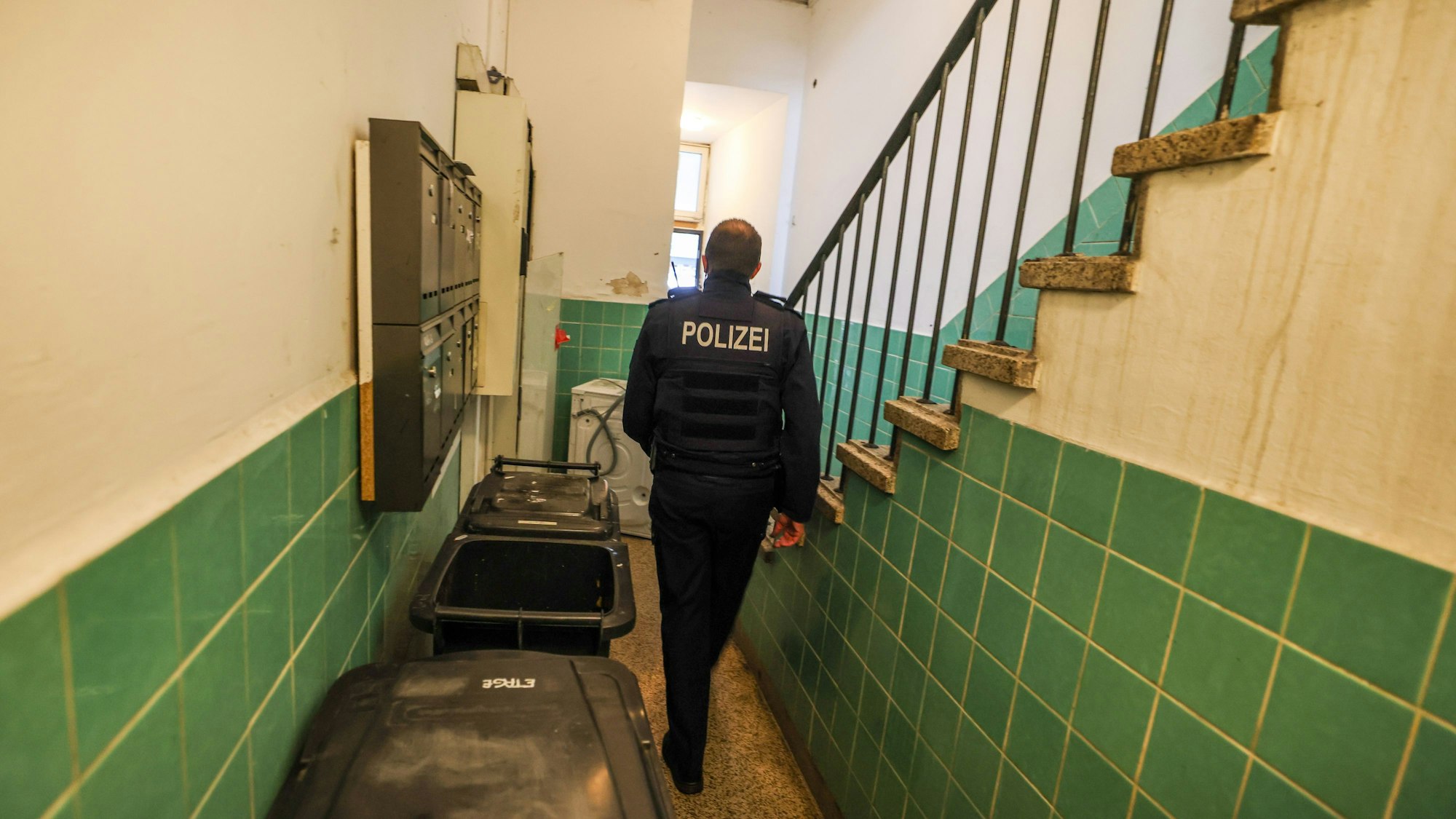 Mitarbeiter verschiedener Behörden führten am 25. September 2025 eine Kontrolle in einer Schrottimmobilie in Hagen durch.