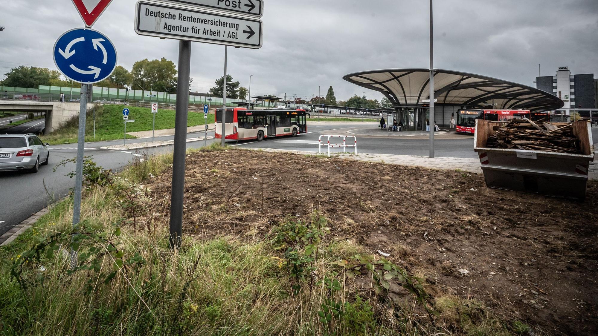 Die TBL haben die schmuddelige Ecke am Busbahnhof aufgeräumt.