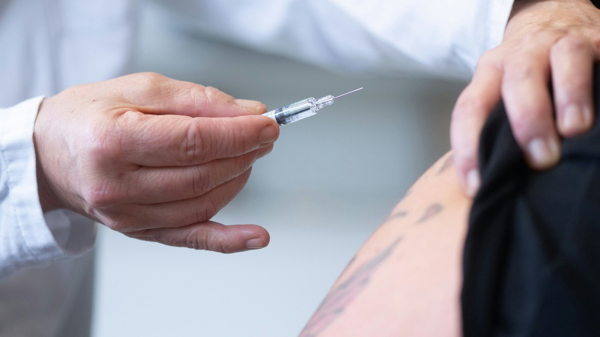 Eine Ärztin hält eine Fertigspritze mit einem Influenza-Impfstoff.